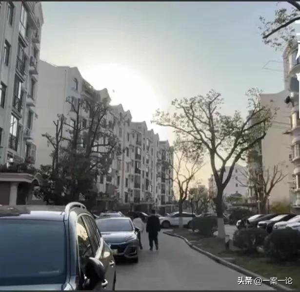 上海，男子上班的时候，看到小区1栋楼的楼顶，盖了块黑布，就知道那里存在违法搭建行