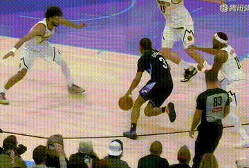 巨星球！掘金挑战成功了……约基奇避免了被6犯罚下。
怎么看约基奇都应该犯规了，裁