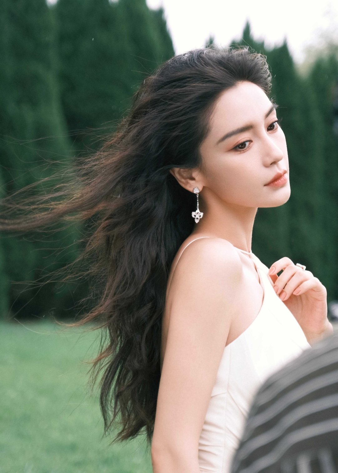 angelababy angelababy 时间予我千万种满心欢喜，沿途逐枝怒放