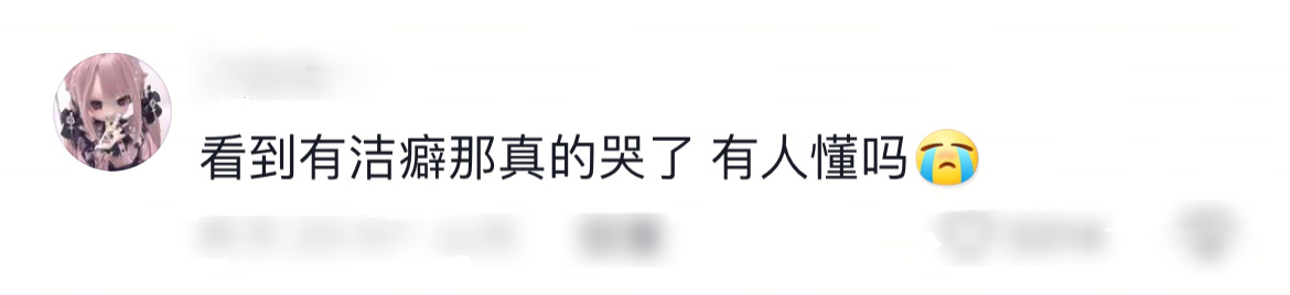 一位摆摊卖艺为小狗发声的女人   她站在狗狗们的包围圈里，成了这些小家伙的神 ​