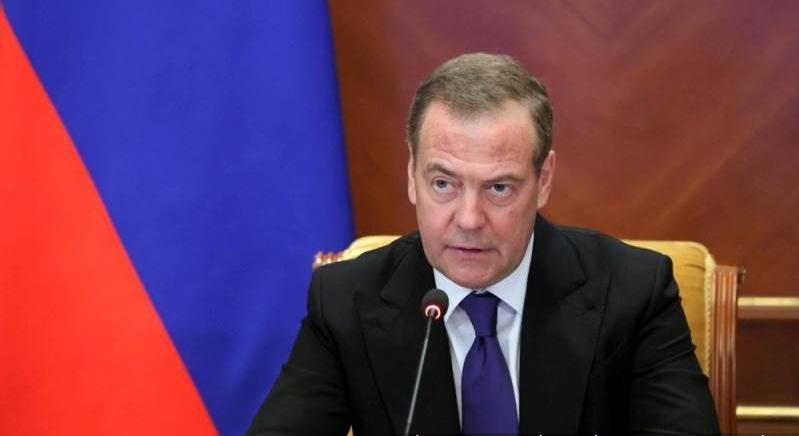 俄罗斯安全委员会副主席德米特里·梅德韦杰夫周日表示，美国总统特朗普的口号“让美国