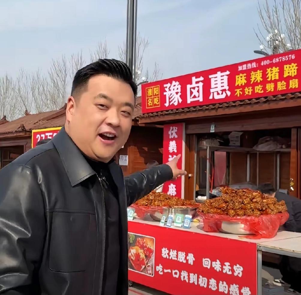 河南周口，31岁的张乐，花了27万，拍下了太昊陵庙会一个9平方米摊位的30天使用