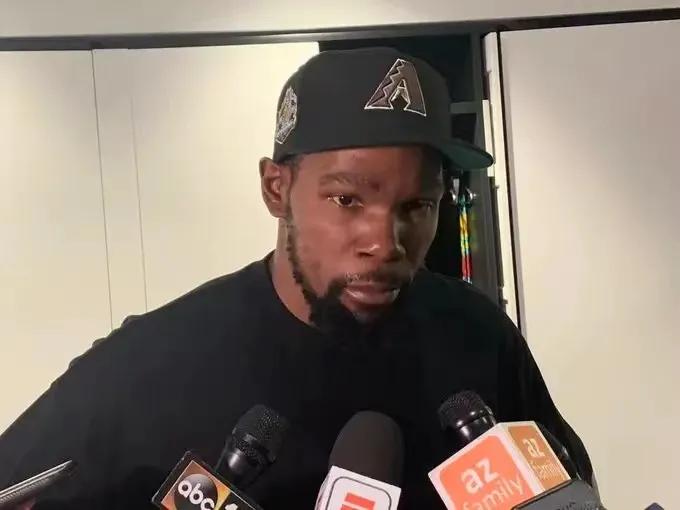 布克认为杜兰特无需证明自己 他已是两届FMVP得主

在NBA季后赛G2的一场激