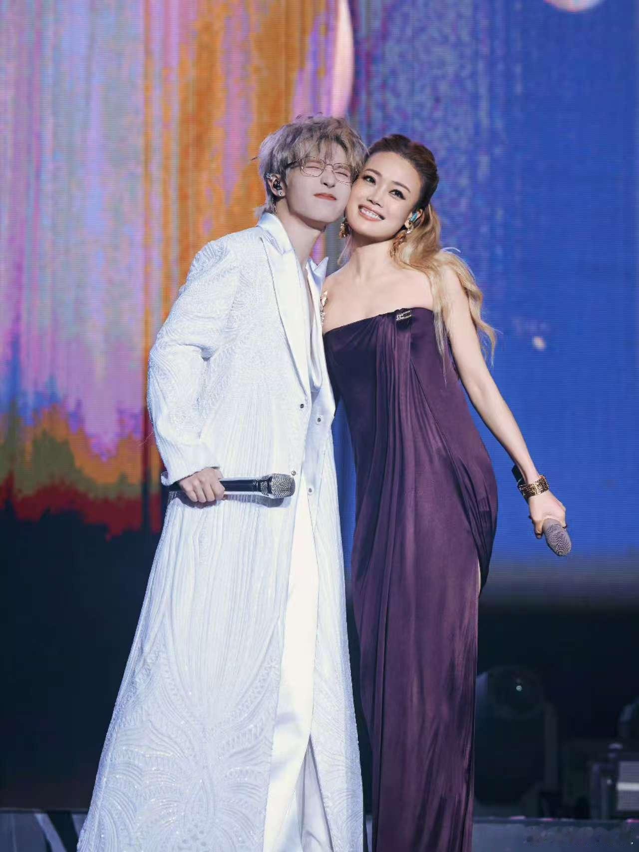 李昊祖儿姐姐想你李昊宋祖儿贴脸合照李昊祖儿姐姐想你，不错不错，好 ​​​