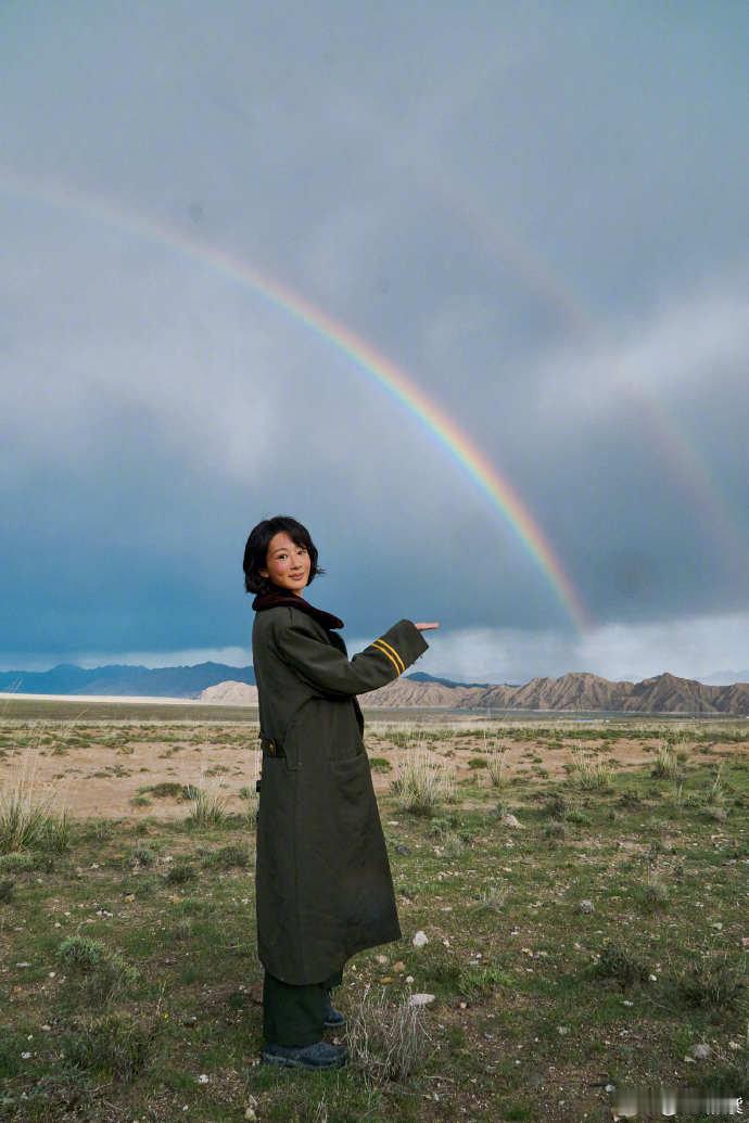 杨紫妆造最浓的一次杨紫在《生命树》里贡献了“妆造最浓”的一次！她饰演的白菊脸蛋黢