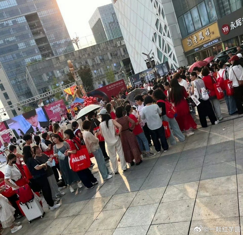 任嘉伦 一个痛楼粉丝打卡都这么多人！不知道的还以为国超本人要来呢！大爆又长红，人