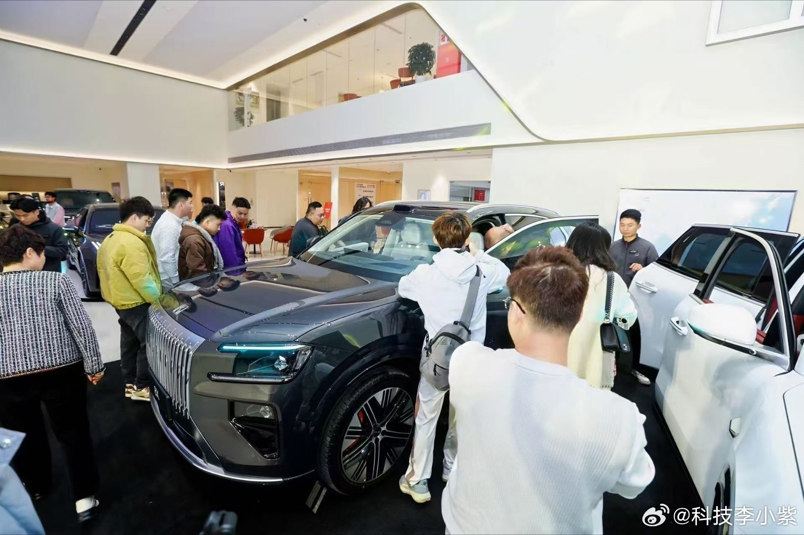 到店看车的用户，不少人就是冲着舒适豪华来的。二排伊姆斯躺椅、宾利同款Naim音响