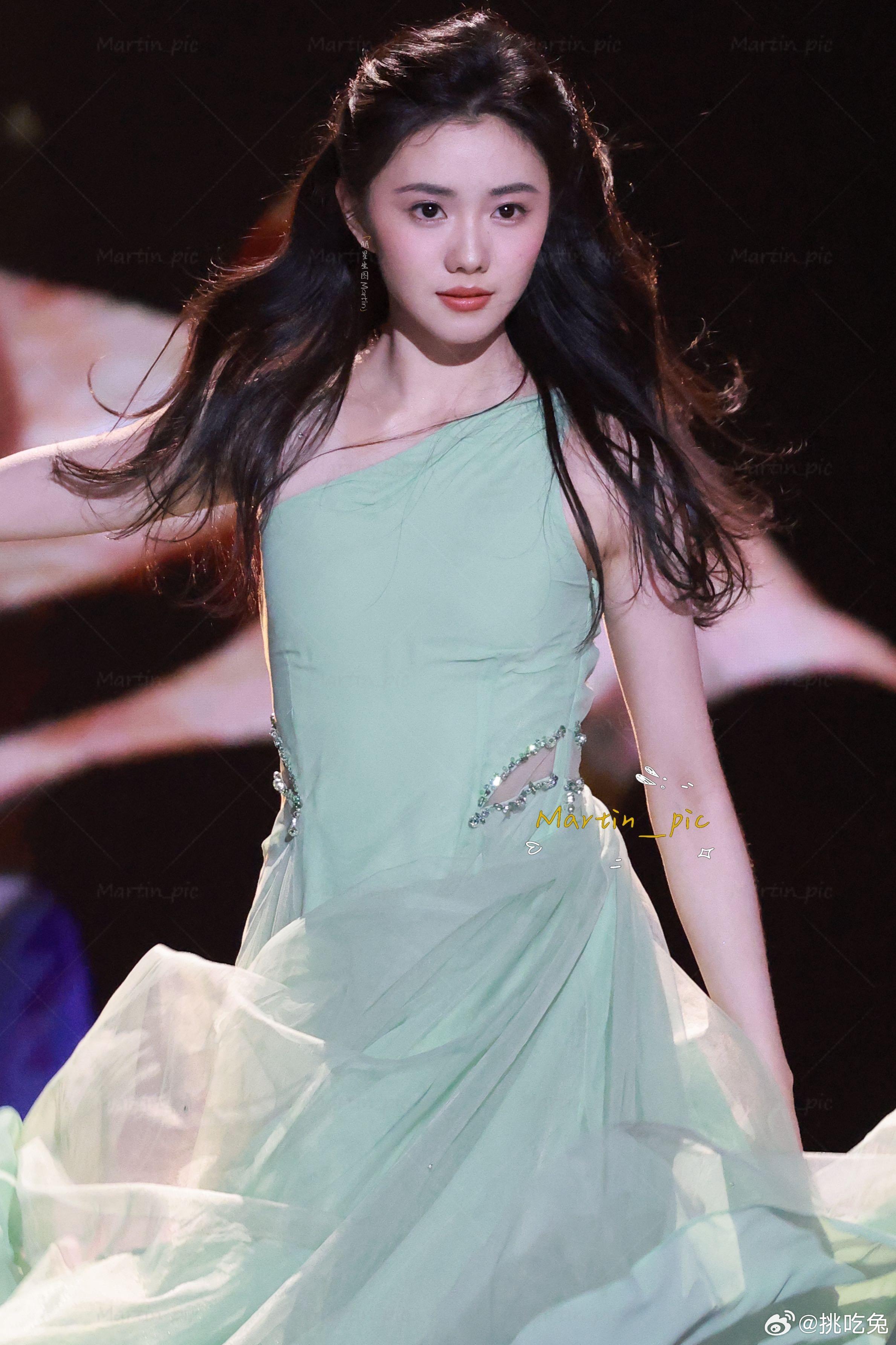 不愧是北舞严选 刘浩存的面部折叠度好牛……八台摄像机摆放在不同角度严选出来的电影