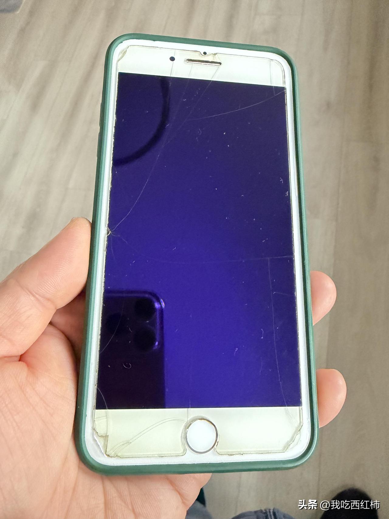 当我把八爷掏出来递给店员时，他都惊了。接过后先是来回翻看，再是用着略带戏谑的口吻