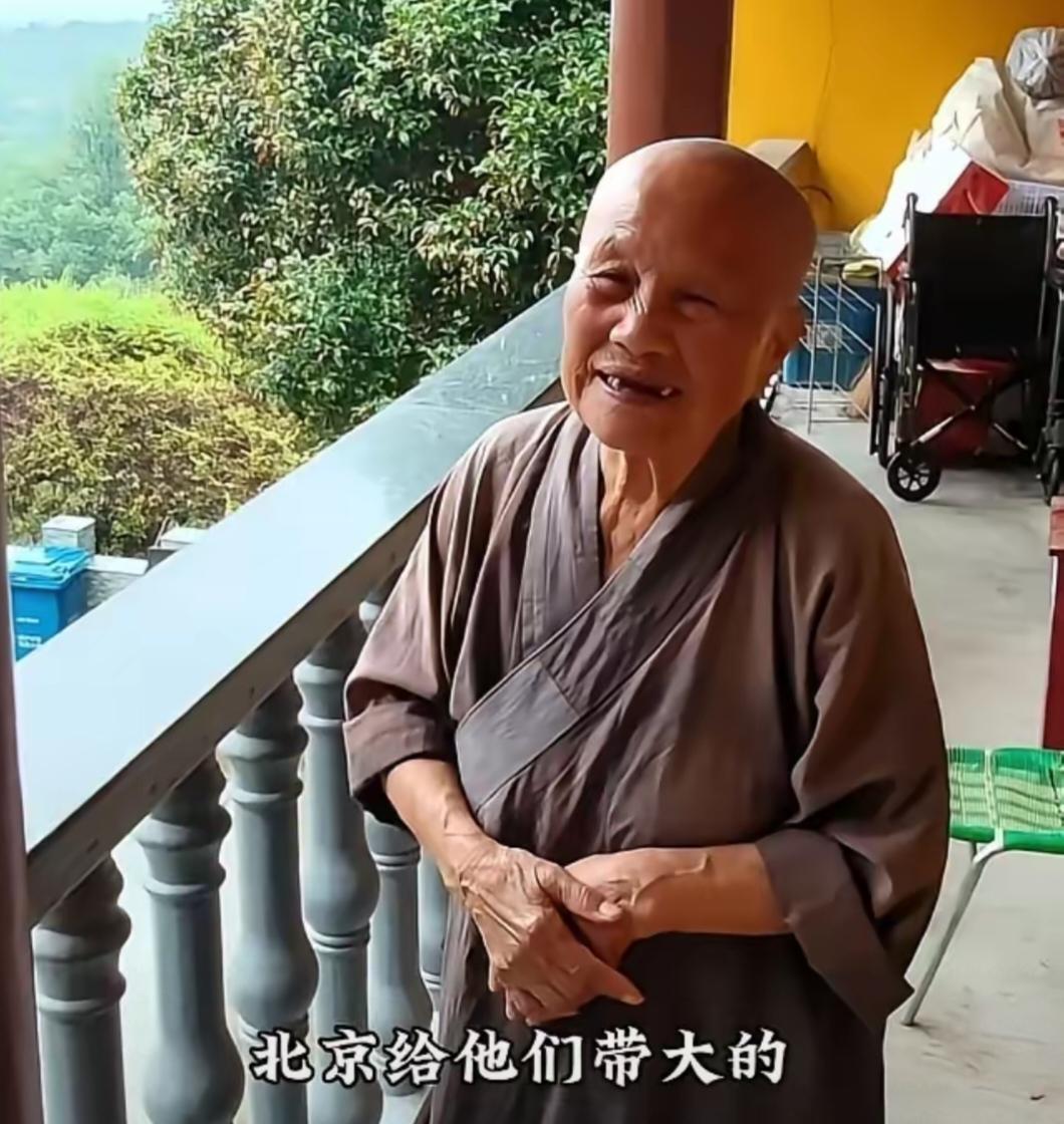 怪不得王菲信佛
原来这是她姨妈，早已出家，姨妈称，已经十年没有和王菲联系了，也没