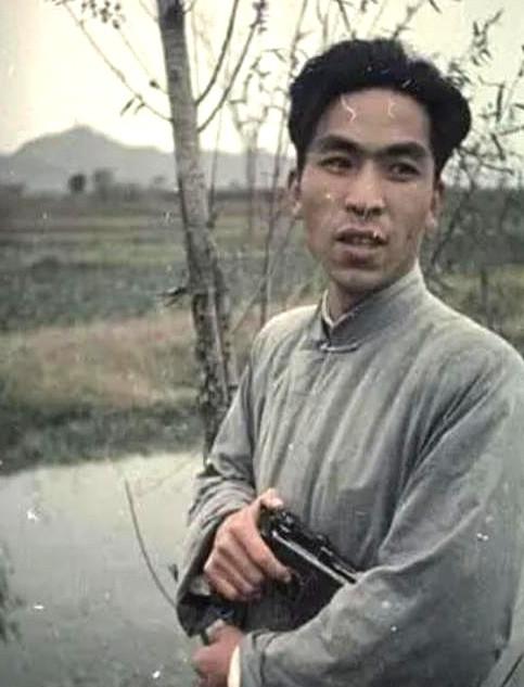 1947年，地下党被处决前婉拒房东送的断头饭：“我吃不下”，房东弯腰轻声说：“这