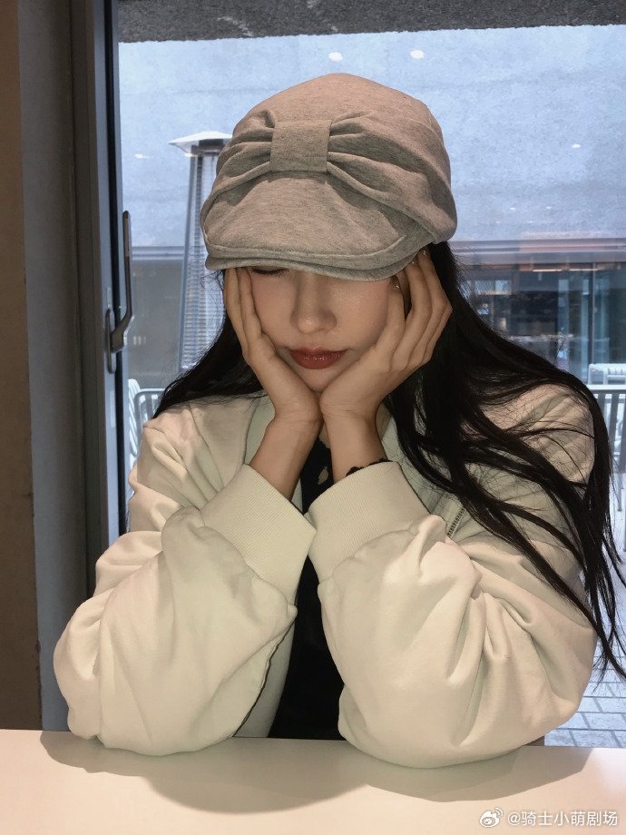 程潇cos吐司程潇随地大小cos逛街都能即兴cos吐司，灵动又俏皮，随时随地都能