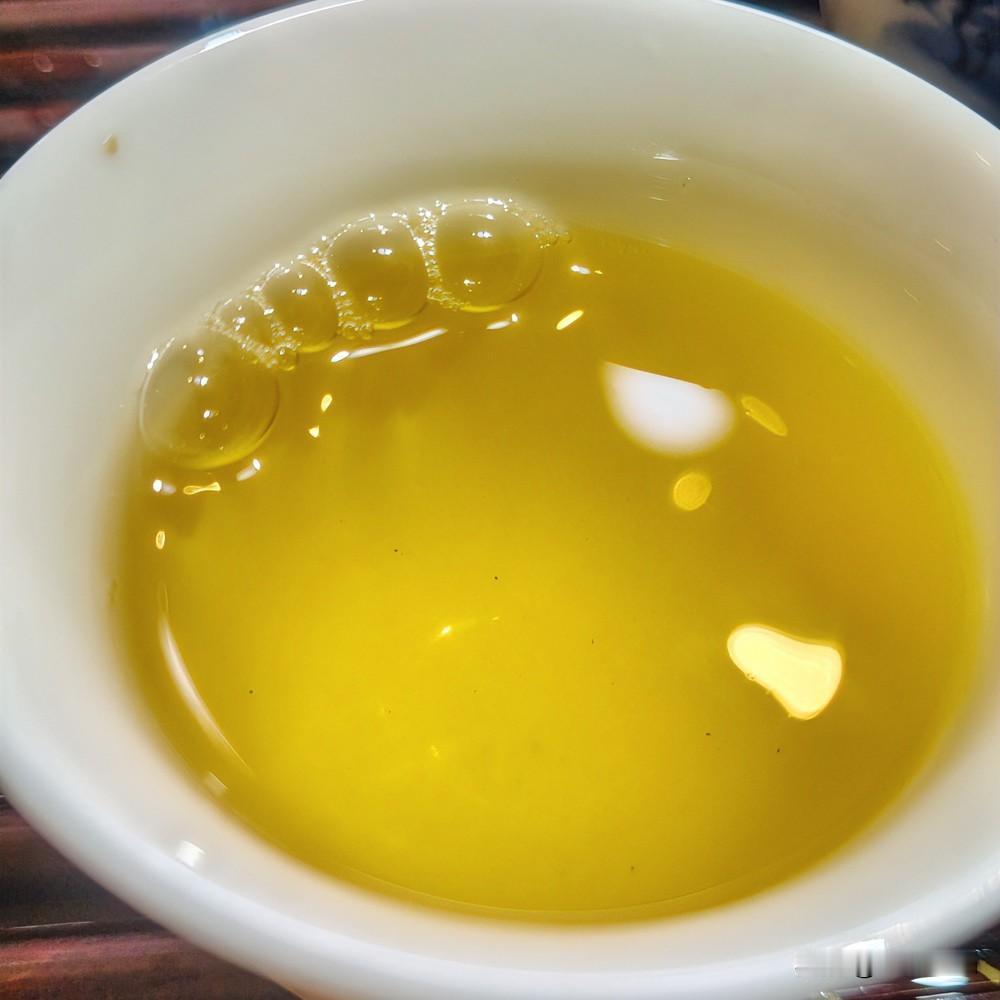《水调歌头·茗悟》

汲水煮岩骨，活火试新芽。一壶倾尽，满座无语对烟霞。谁道杯中