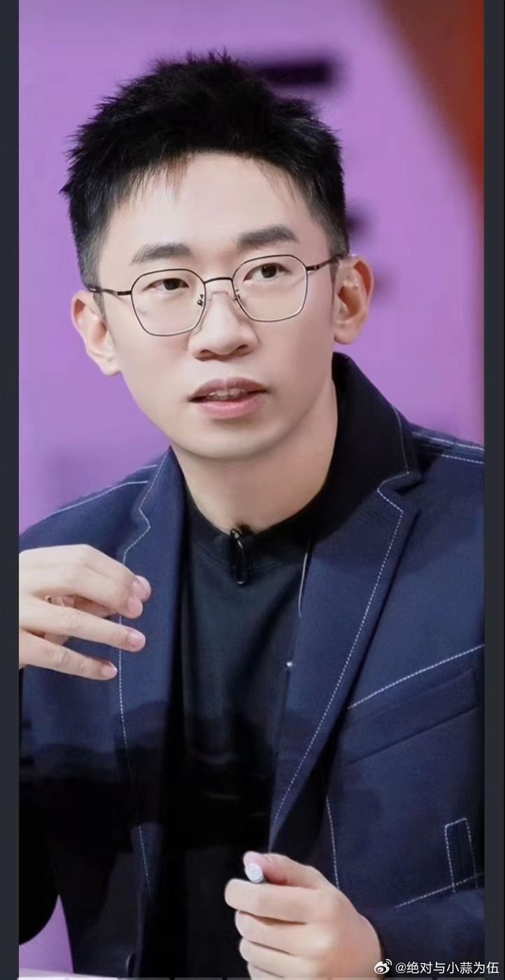 杨迪一脚误伤徐志胜 笑到停不下来！杨迪误伤徐志胜，戏精当场碰瓷装红眼，背后吐槽还