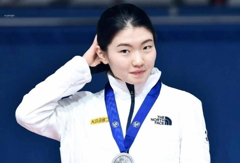 沈锡希的故事真是让人唏嘘。她曾是韩国短道速滑的“女王”，却揭露了被教练赵宰范性侵