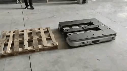 机器人能 24 小时工作，有些事情人工被替代是不可阻挡的。 