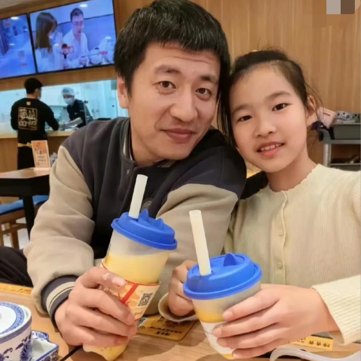 年仅41岁的张雪峰
他最放不下的
不是银行账户里的几个亿，而是他还在上小学的女儿