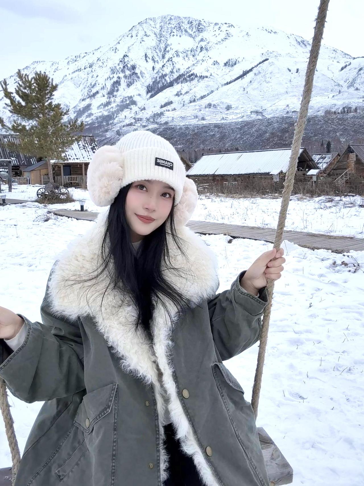 冬日雪景中的少女，温暖与寒意交织的瞬间。