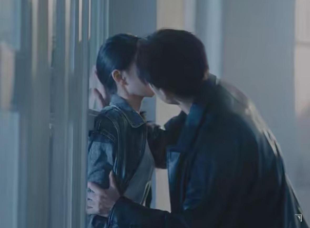 女演员拍个吻戏真累‼️
✅借位说没感情，不投入‼️
✅真亲又说没有边界感，还要被