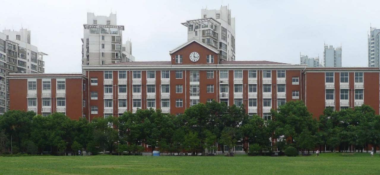 高考填志愿，要不要出省？这个问题困扰着无数考生和家长。

出省的诱惑

更大的世