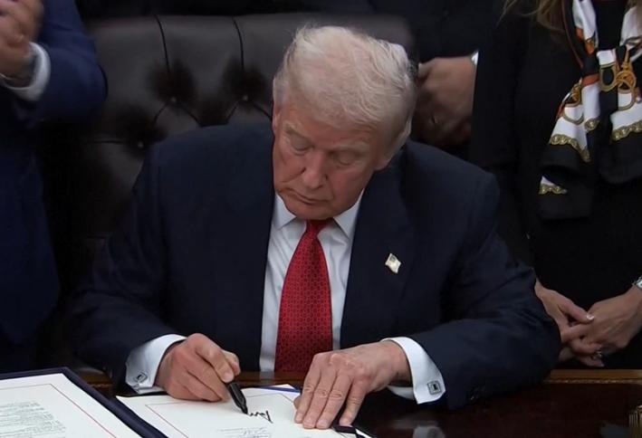 特朗普，终于低头了！那个曾经叫嚣要“退出联合国”、“另起炉灶”的狂人，在今天被迫