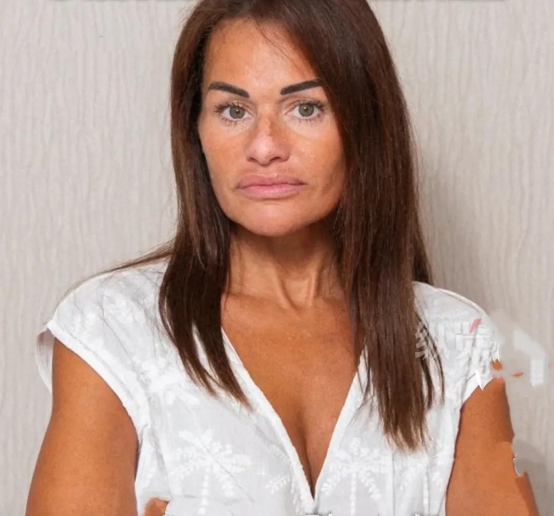 高空惊魂！52岁英国女游客滑翔伞上突遭教练侵犯。
英国女游客，满心期待体验滑翔伞