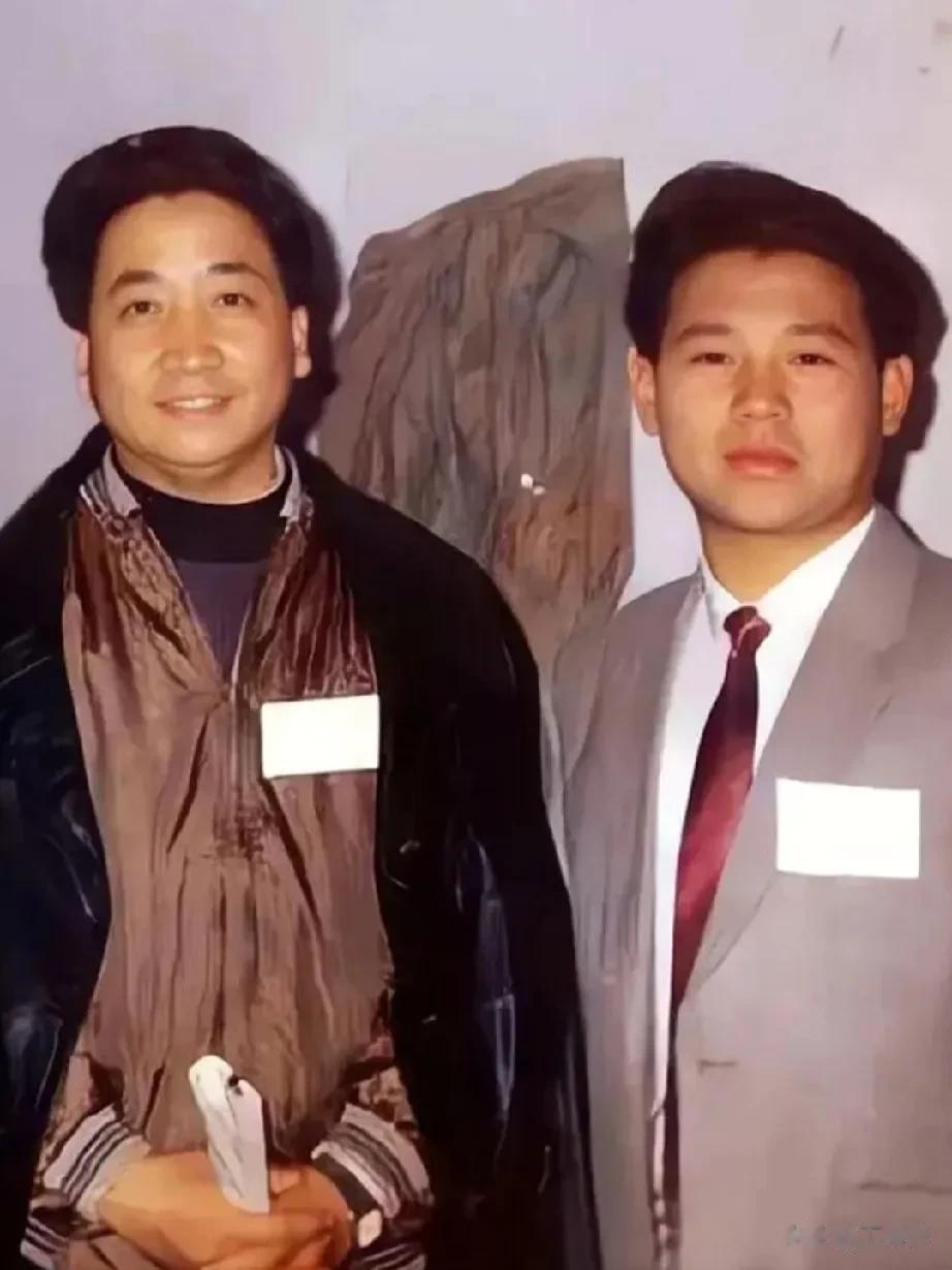 这张图片，郭德纲和姜昆的合影，拍摄于1991年，彼时郭德纲参加北京相声大赛，评委