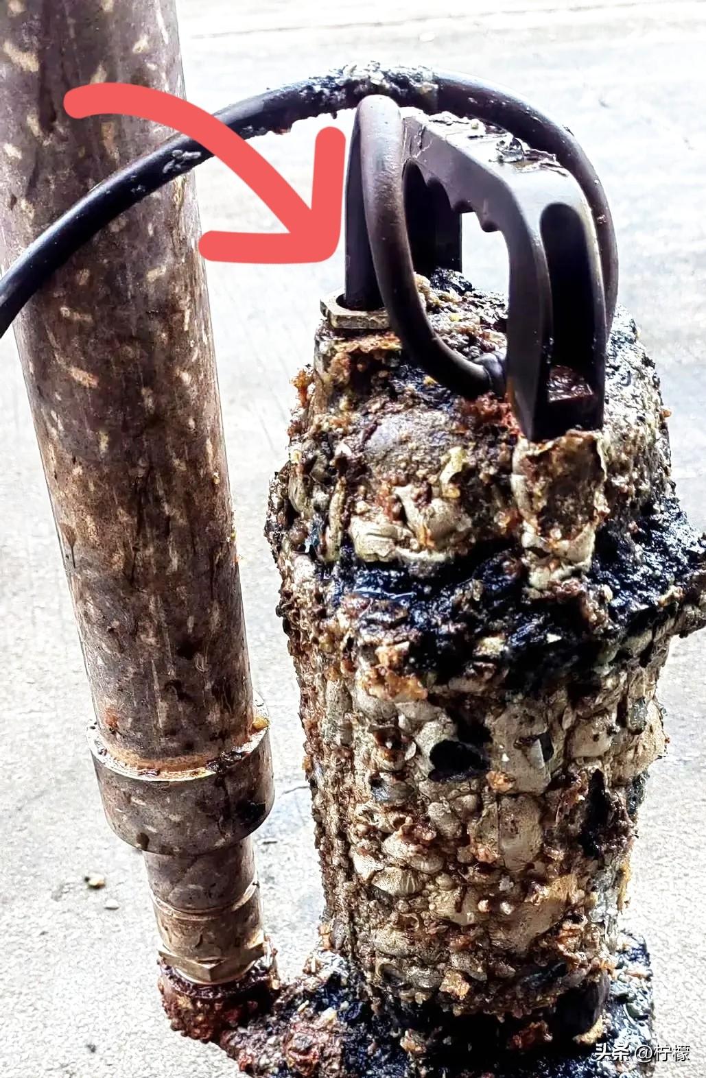 一台水泵，在水里泡了整整23年，没停过。
 
这周终于坏了。老板第一反应不是骂娘