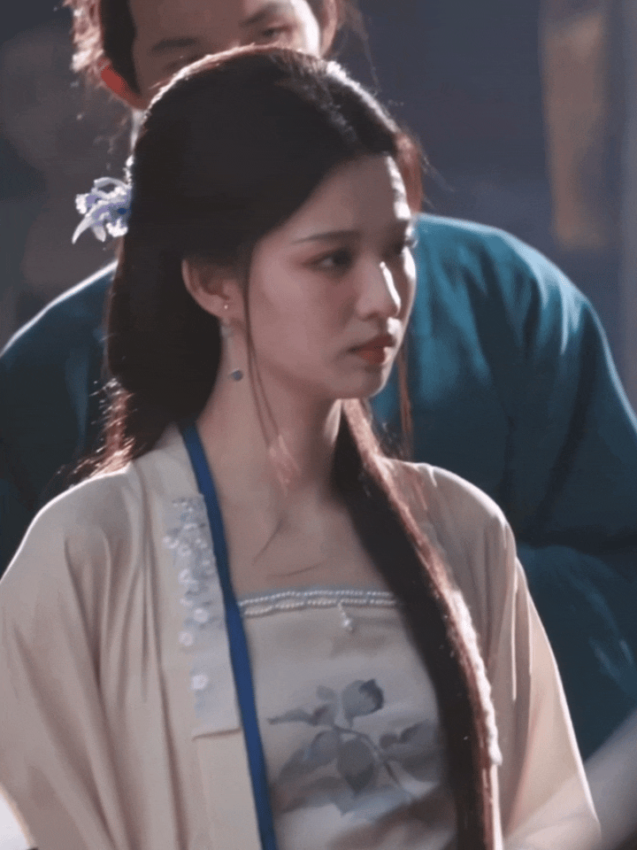 王楚然这样的大美女就应该多穿这种有质感的古装戏服，毕竟她是天选古装美人！