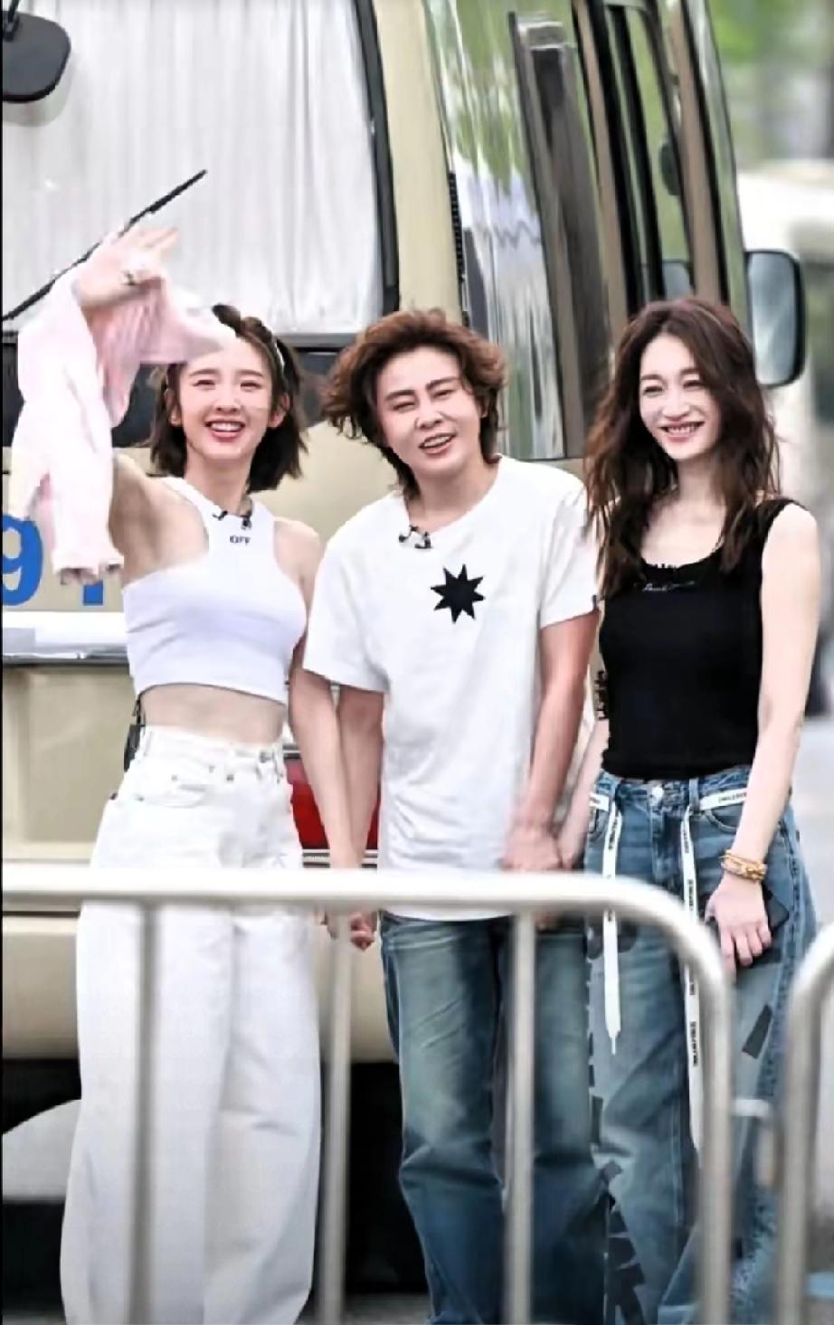 冠军气场碾压！王濛同框唐艺昕李小冉，气质完全不输
 
     同框唐艺昕、李小