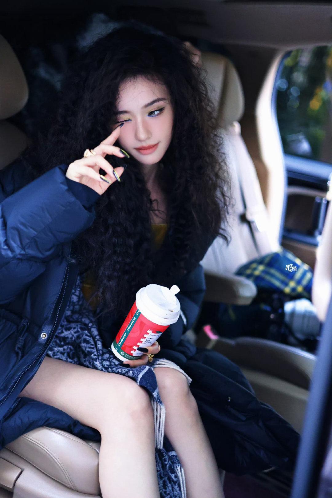 允子新造型也太绝了吧！蓬松卷发慵懒随性，丝绒长裙勾勒曼妙身姿，把甜妹和御姐的气质