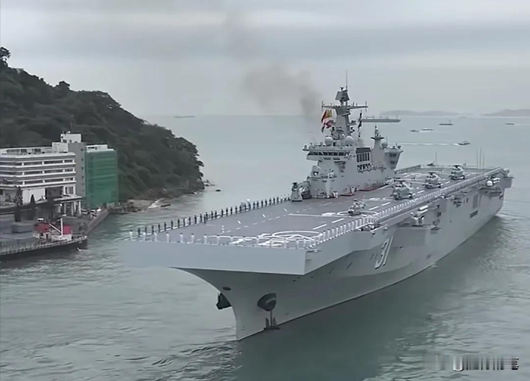 海南舰和长沙舰结束香港5天行程鸣笛离港，香港出动消防船以最高水门礼仪欢送，期间还