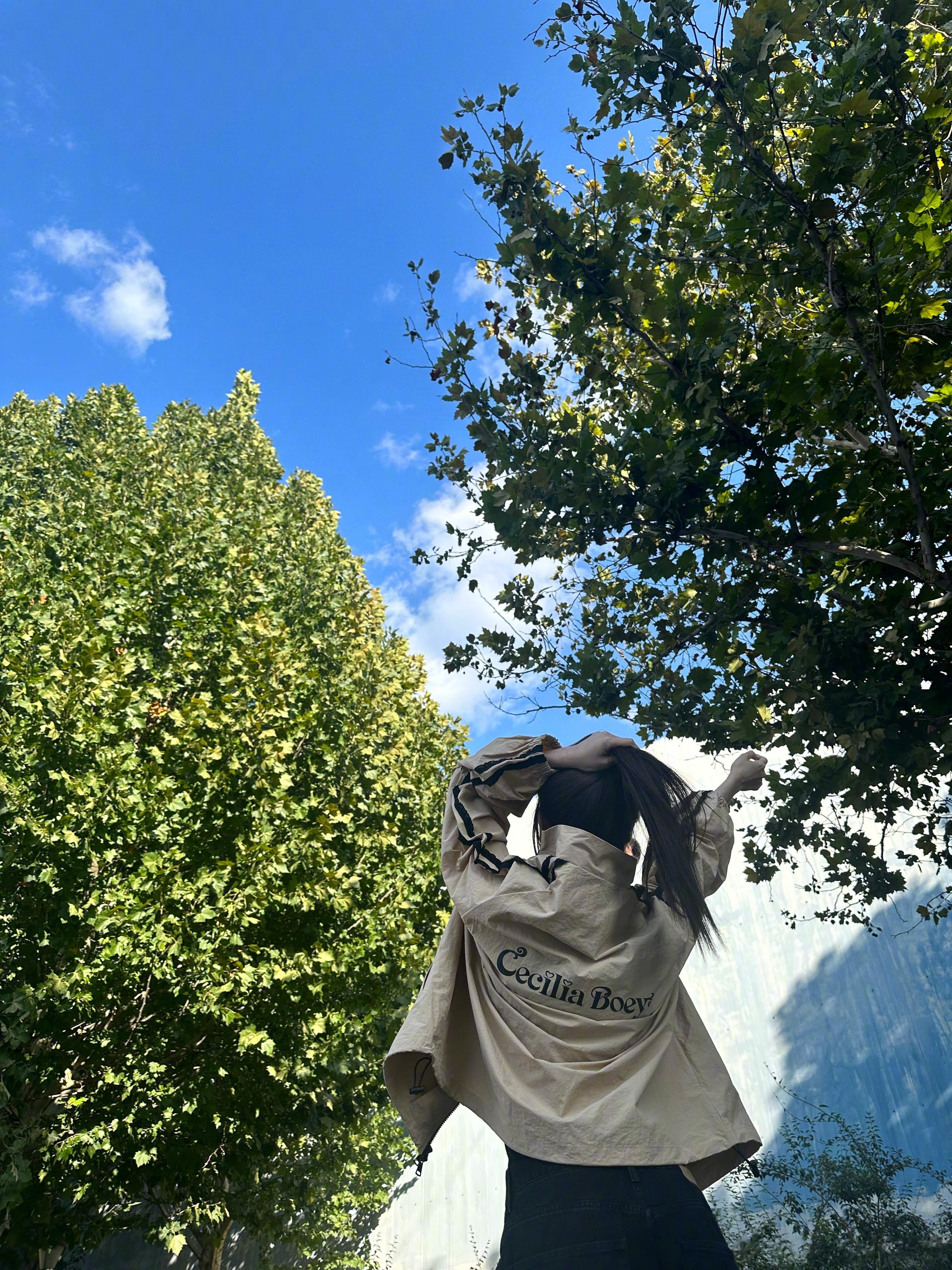 #宋妍霏心形墨镜# 我不允许有谁能够错过宋妍霏戴着心形墨镜吃饭的场景，隔着屏幕都