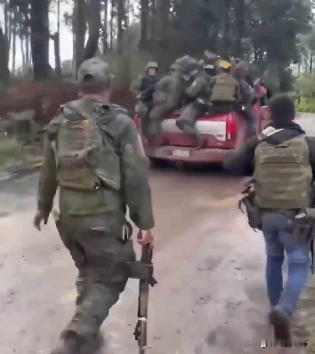 【墨西哥毒枭报复进行中】

下图左边：墨西哥贩毒组织CJNG派出了他们的精锐部队