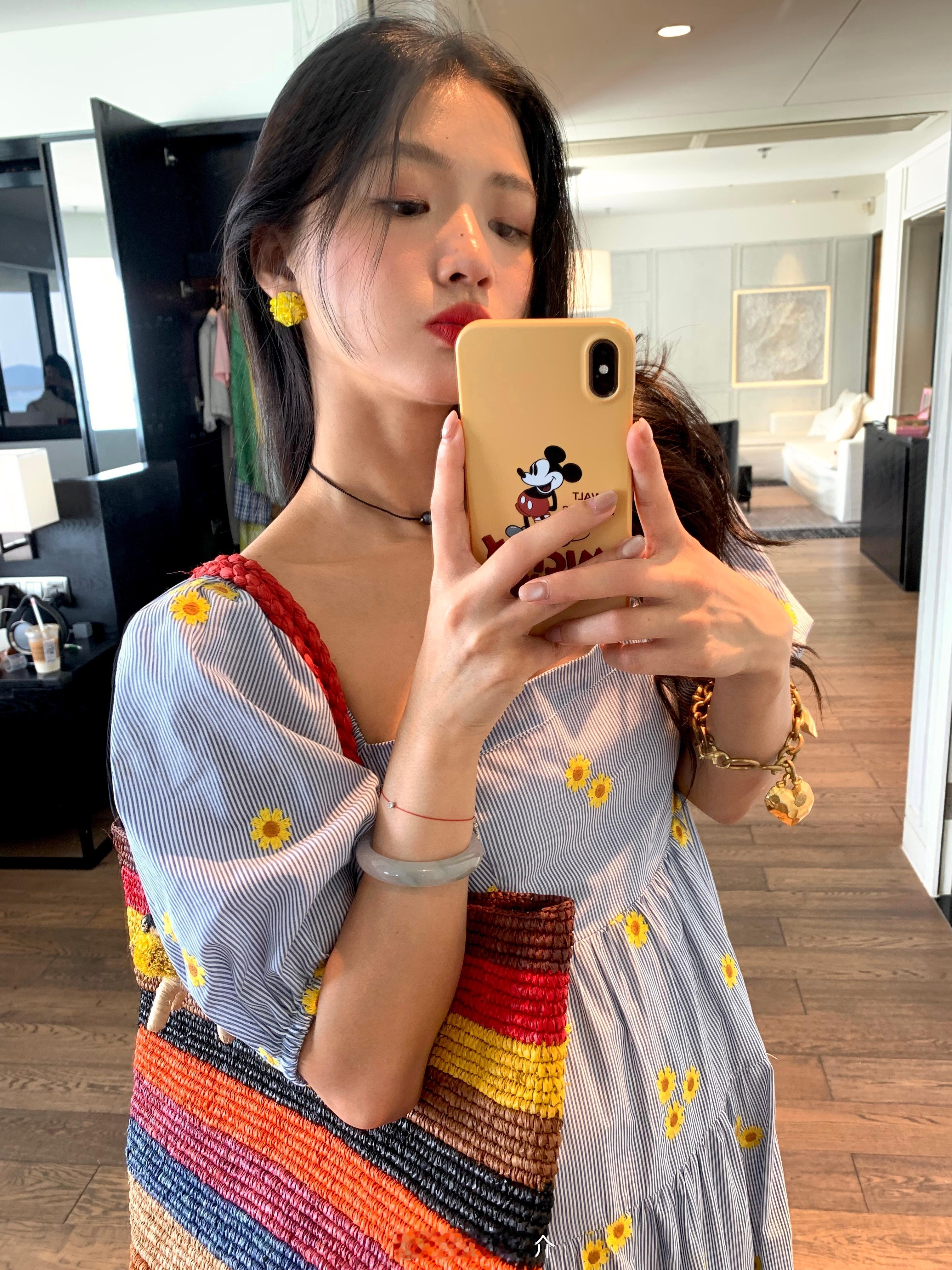 🎀🍃夏天怎么能少得了小裙子呢1️⃣ 浅绿色露背吊带裙细吊带&深V露背设计🧚