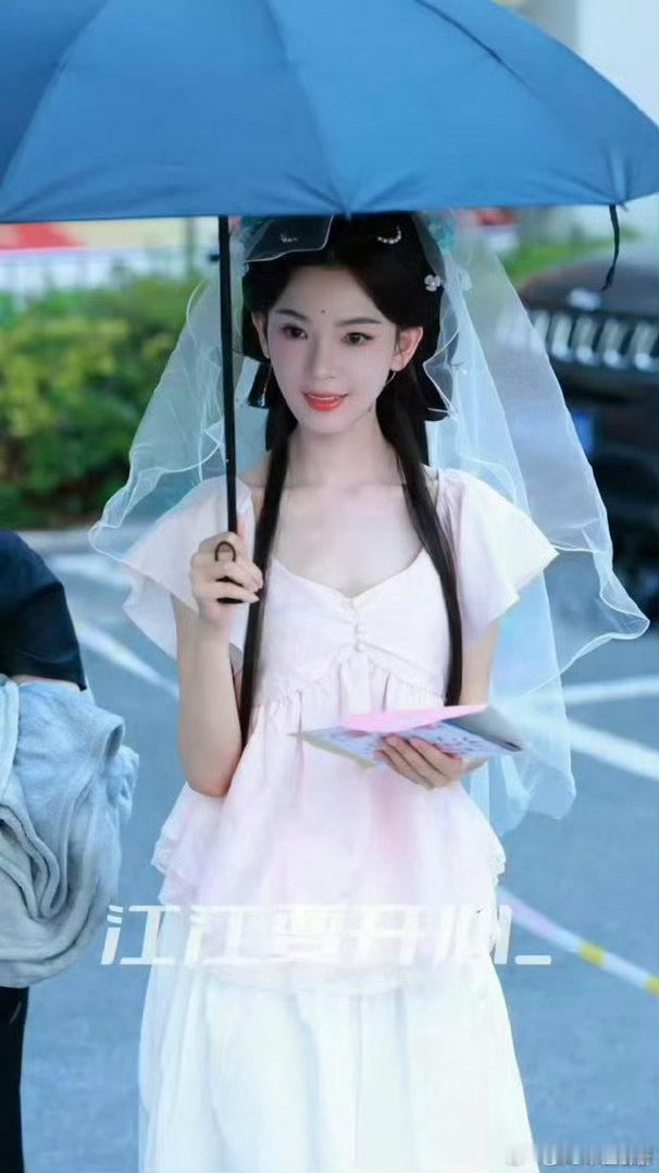 陈瑶这头纱直接封神女 救命，陈瑶这个头纱造型真的美到了我心巴，轻纱半遮，温柔又有