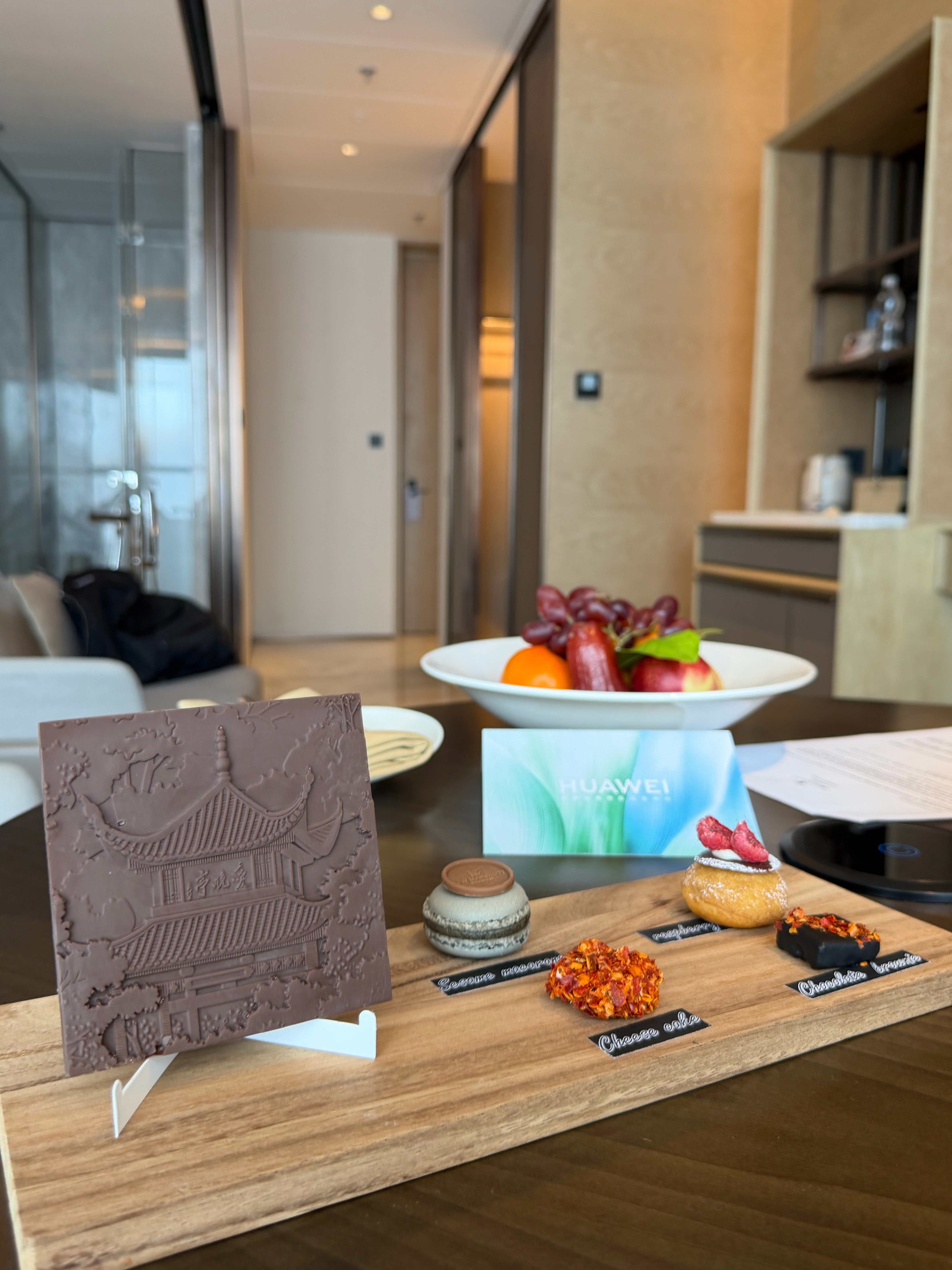 早上好，早起的车评人已经在酒店里写脚本了这居然是块巧克力，你敢信吗。感觉吃了很可