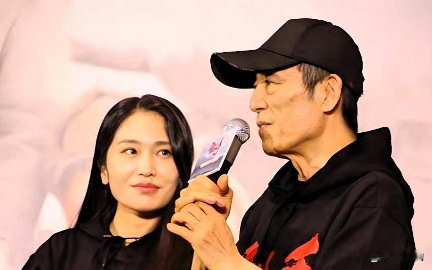 张末1983年生于西安，幼时父母离异后随母亲生活，十六岁远赴美国求学，先后就读哥