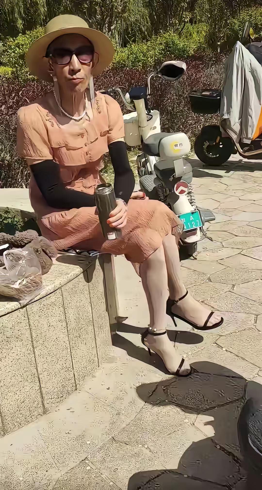 吓了一跳？
这身材，这着装，还真的挺搭配，高高的高跟鞋也增加了几分秀色，遮阳帽更