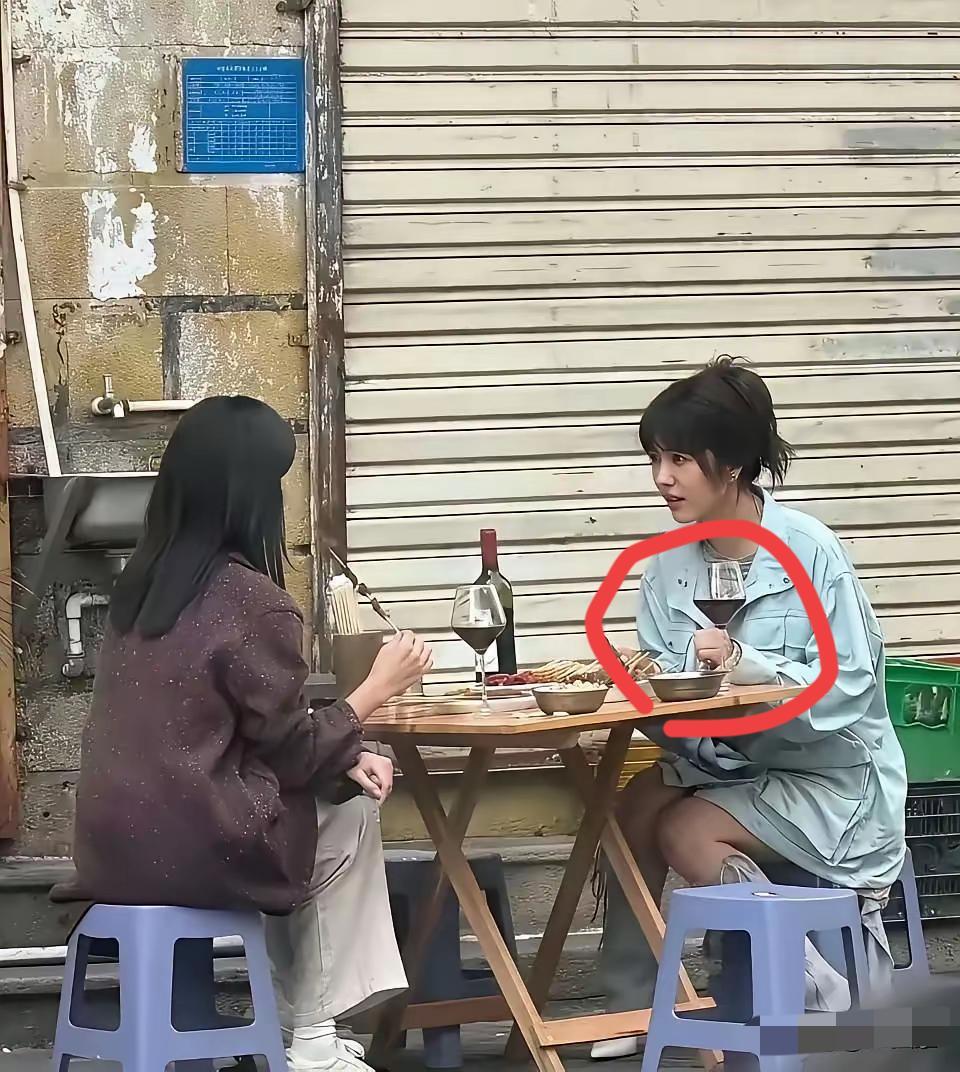 蔡文静好漂亮啊，请问一下她喝的是什么饮料