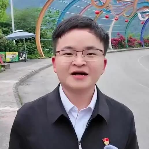 林浩从“抗震小英雄”到“基层村干部”的身影叠合，完成了从受助者到建设者的角色闭环