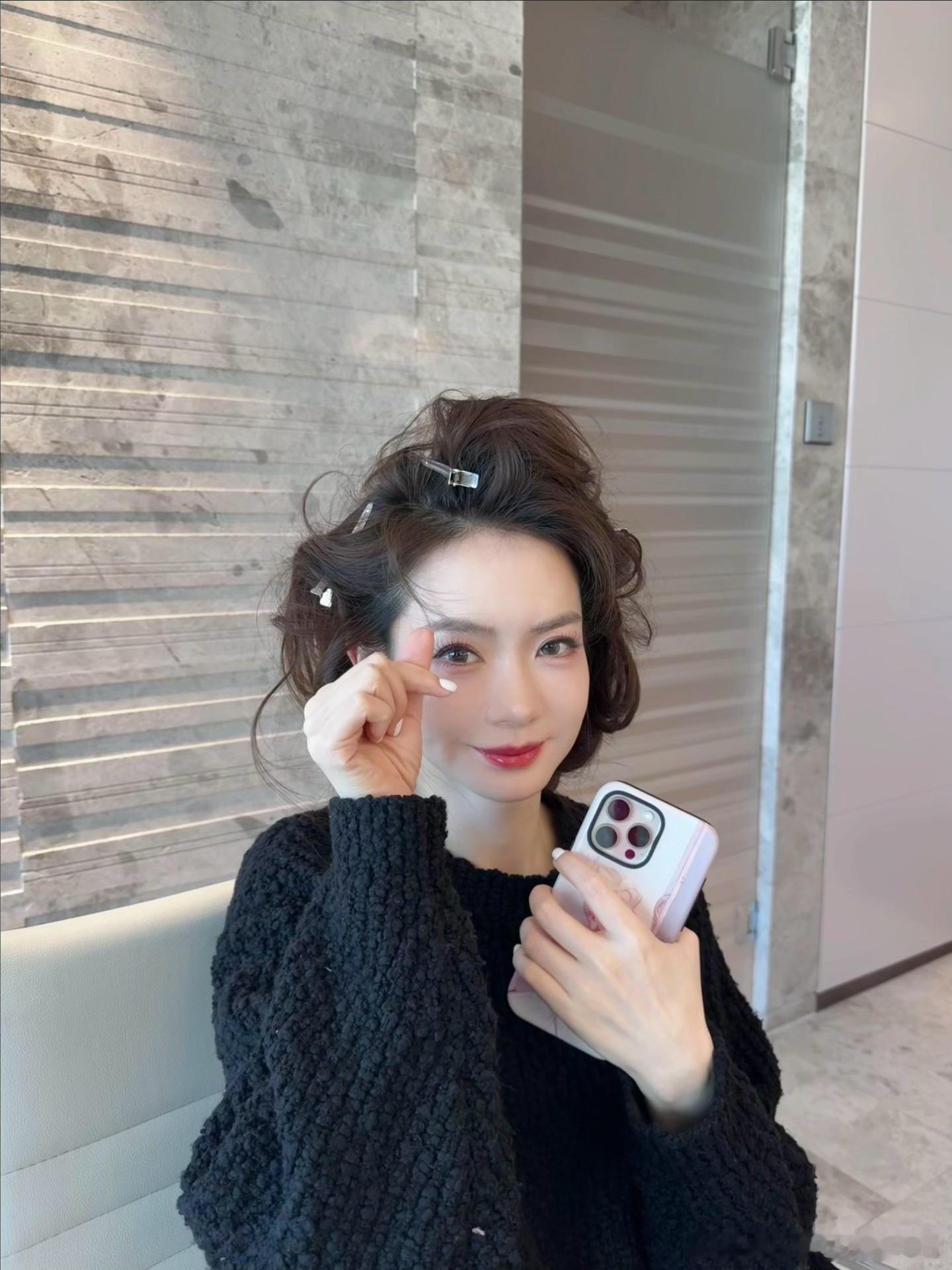 #戚薇小图看着像包租婆# 戚薇这次亮相真是让人眼前一亮，小图里的她仿佛带着一股浓