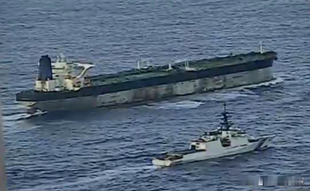 美军直升机从天而降，强行登上俄罗斯油轮，俄军潜艇始终不敢上浮