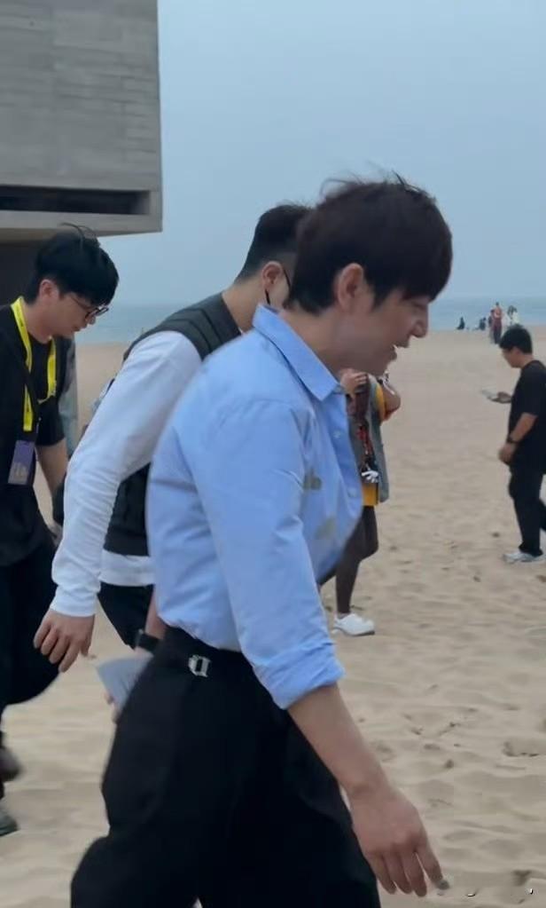 何炅现身阿那亚


阿那亚的海边偶遇了“不老男神”何炅！他身穿一件印着可爱云朵图