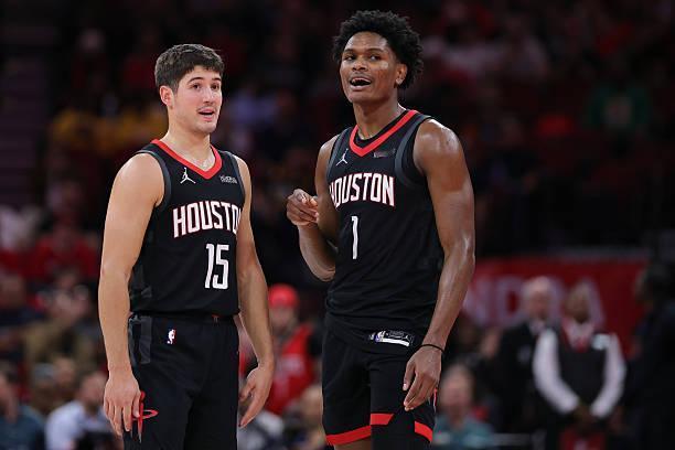 还有一些火箭球迷觉得火箭阵容中有很多后场球员，一号位位置足够用了。实际情况是，除