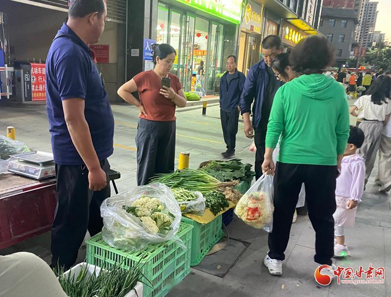 兰州榆中夏夜市井烟火【榆中夏夜：一“篮”盛满城市温度】傍晚八点，兴隆山巅最后一抹