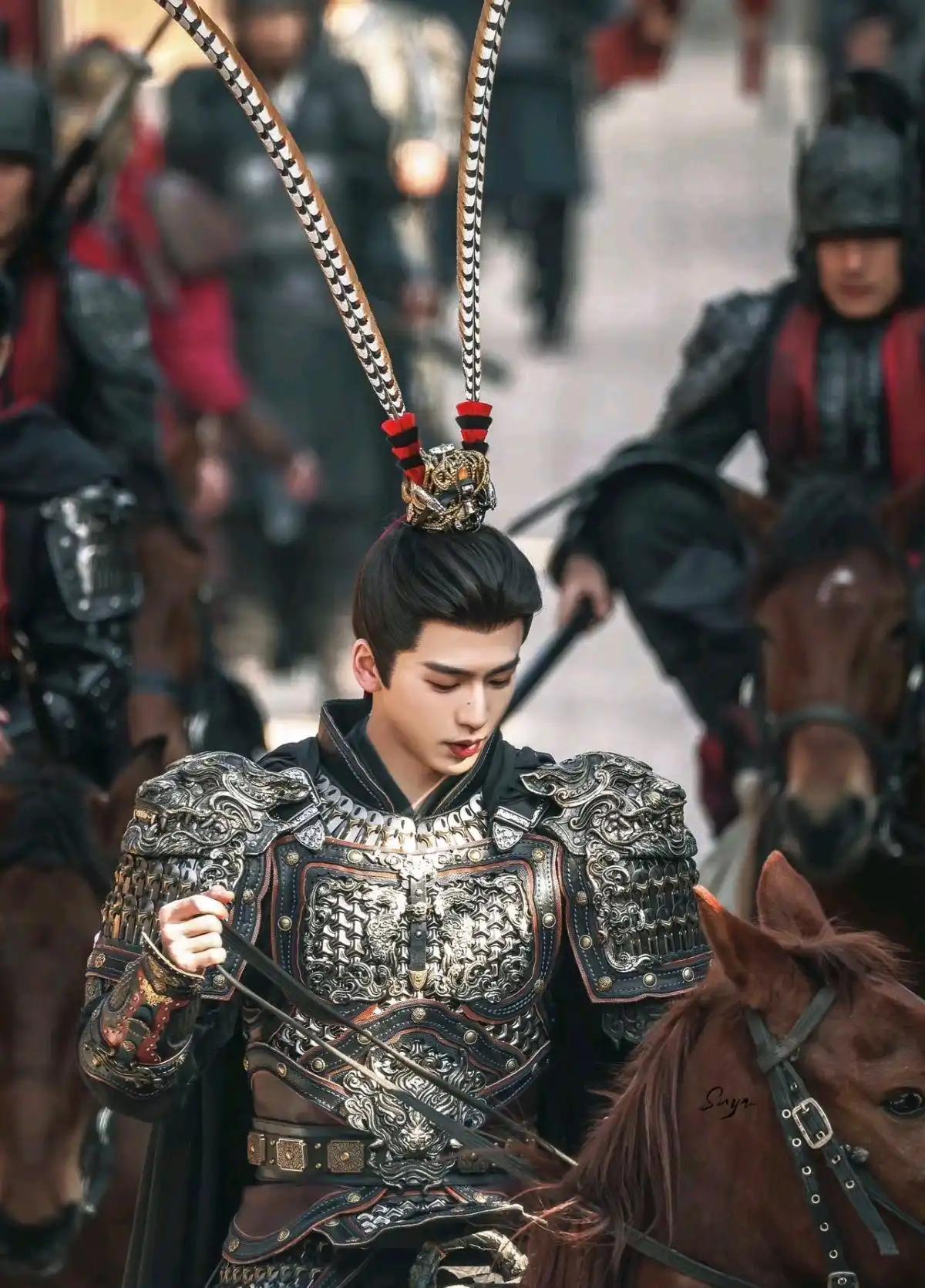 为什么都批评张凌赫的“粉底液将军”，陈飞宇的将军扮相也好不到哪里去啊？
《逐玉》