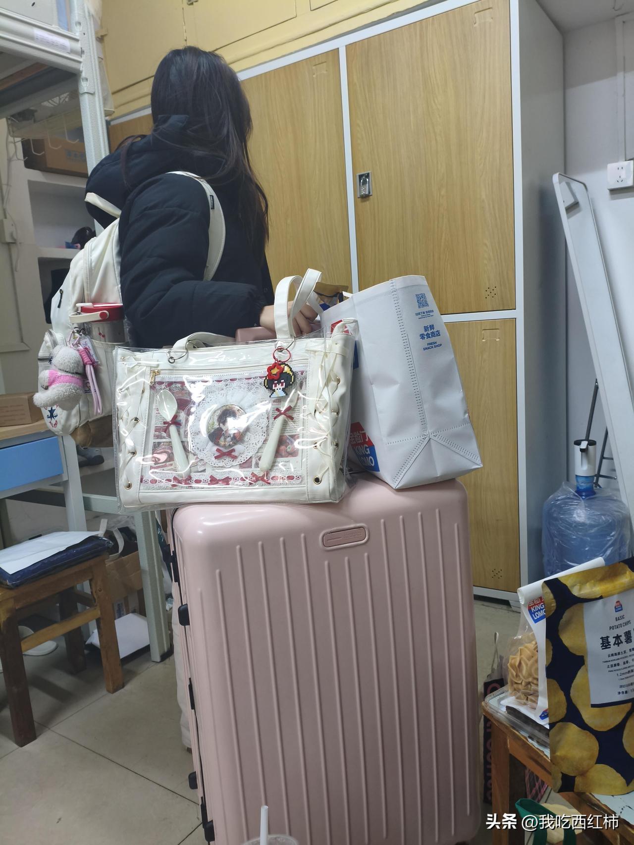 又要搬着又多又重的行李一个人回学校
我好无奈好懵逼好绝望啊。回家的时候拿着如图多