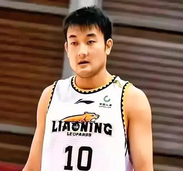 辽宁男篮四冠功臣丛明晨，正式官宣退役了。
就在今天，辽宁沈阳三生飞豹俱乐部发出公