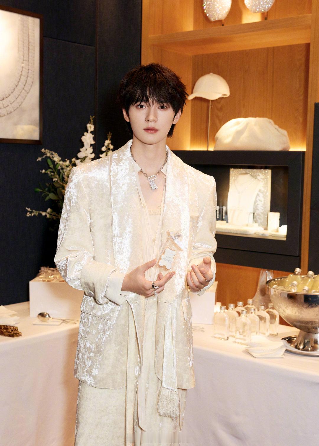 新加坡现场见证周翊然超高人气！一身白色造型清爽亮相，冬日珠宝点缀更显优雅，生图状